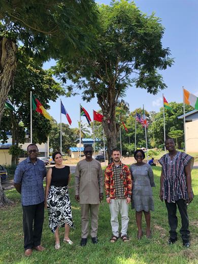 Erasmus-Partnerschaft: Zwei Mitarbeitende des ZIES waren zu Gast an der University of Cape Coast (UCC). Gruppenbild mit 6 Personen draußen auf dem Campus der UCC. 